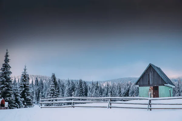 冬には山の高さまで放棄された木造コテージ — ストック写真