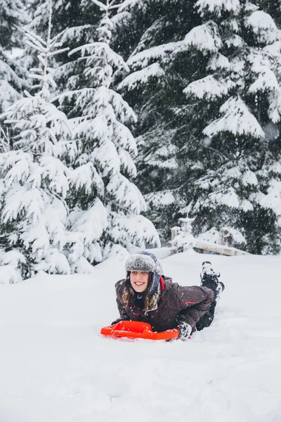 在大雪中玩雪橇的女人 — 图库照片