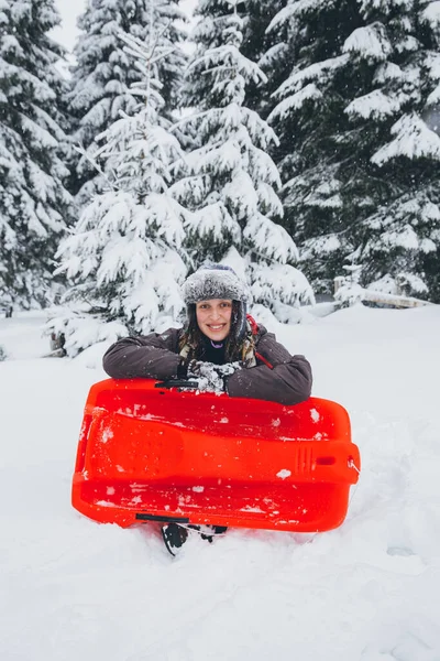 Γυναίκα Διασκεδάζει Στο Χιόνι Έλκηθρο — Φωτογραφία Αρχείου
