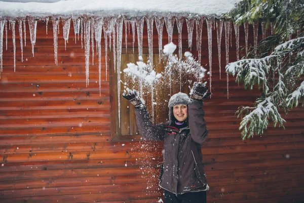 Mujer Divirtiéndose Delante Una Casa Campo Con Carámbanos Invierno Pesado —  Fotos de Stock