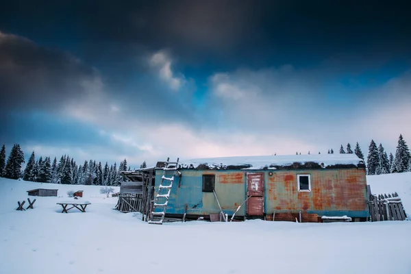 Opuštěné Dřevěné Chalupy Vysoko Horách Zimě — Stock fotografie