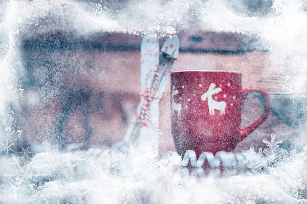 Weihnachtsroter Becher Mit Heißgetränk Und Skidekoration — Stockfoto