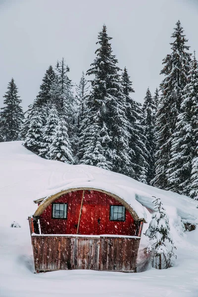 Opuštěné Dřevěné Chalupy Vysoko Horách Zimě — Stock fotografie