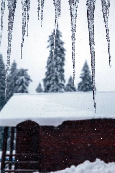 Lody Lodowe Widok Okna Domku Ciężkiej Zimie Górach — Zdjęcie stockowe
