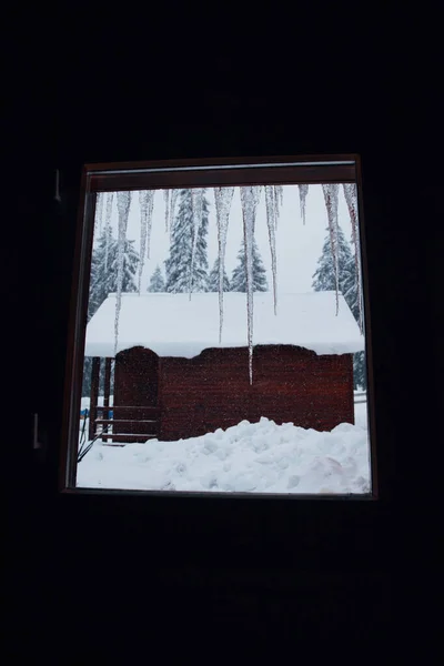Ciclos Vista Uma Janela Casa Campo Inverno Pesado Nas Montanhas — Fotografia de Stock