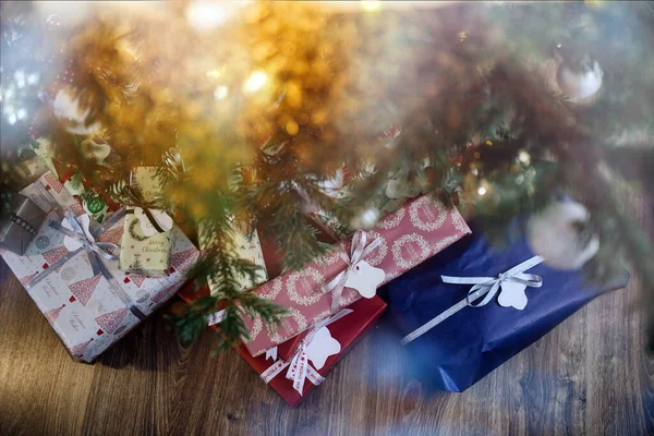 Kleurrijke Kerstcadeaus Onder Boom Met Kerstverlichting — Stockfoto