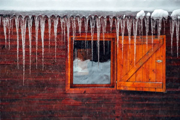 Jégcsapok Kilátás Ház Ablakából Nehéz Télen Hegyekben — Stock Fotó