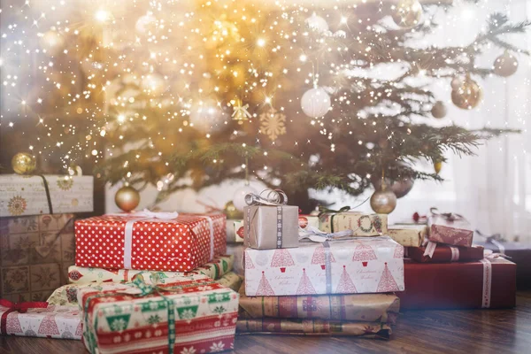 Färgglada Julklappar Granen Med Julbelysning — Stockfoto