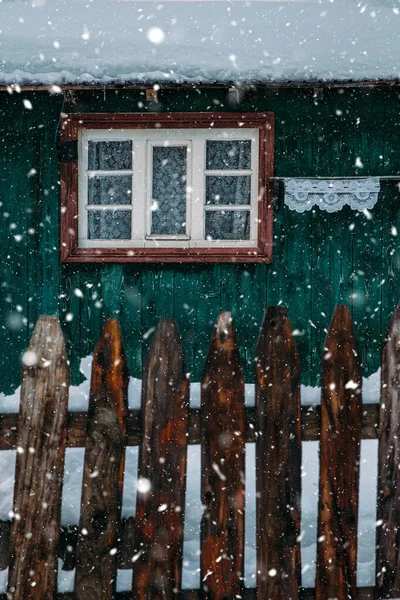 Opuszczone Drewniane Domki Górach Zimą — Zdjęcie stockowe