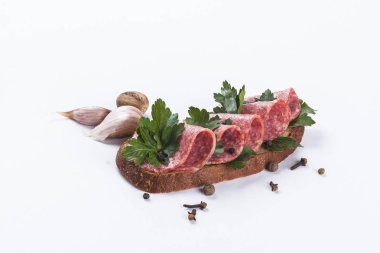 sandviç salam ve otlar ile