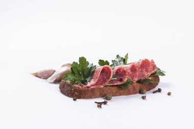 sandviç salam ve otlar ile