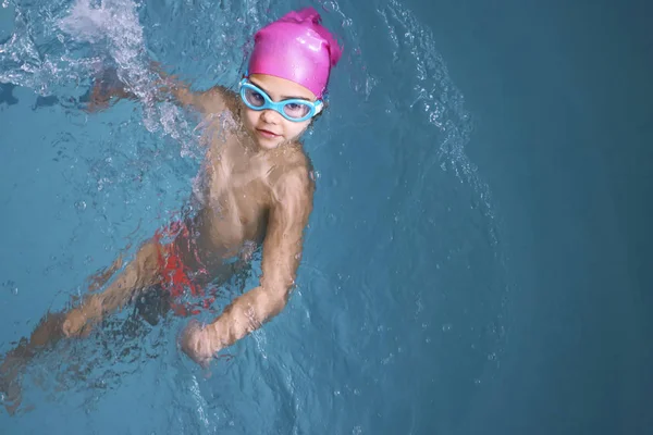 Šťastné Dítě Bazénu Než Začnete Plaváním Krásná Dívka Usmívá Bazénu — Stock fotografie