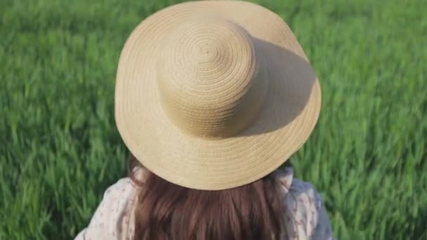 Vrouwelijke boer geniet van natuur en zon — Stockvideo