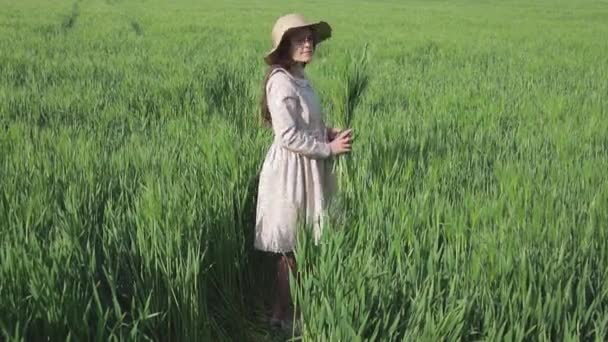 Női farmer élvezi a természet és a nap — Stock videók