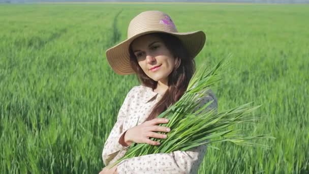 Női farmer élvezi a természet és a nap — Stock videók