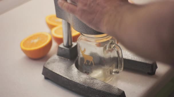 Процесс свежий апельсиновый сок руки — стоковое видео