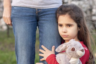 aile içi şiddet. Üzgün, üzgün çocuk, stres içinde korkmuş kız ebeveynine tutunuyor. Kızım, korkuyorum! Yalnızlık, çocuk yalnız kalmaktan korkar..