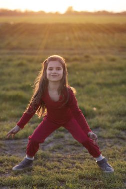 komik kız gün batımı arka plan üzerinde atlama