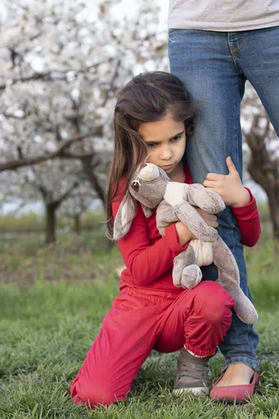 Домашнее Насилие Расстроенный Грустный Ребенок Напуганная Девушка Стрессе Держась Родителя — стоковое фото
