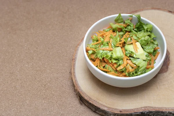 Ensalada Verduras Con Aguacate Zanahoria Verduras Sobre Fondo Madera — Foto de Stock