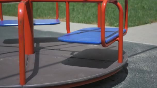 在公园旋转旋转的旋转木马 — 图库视频影像