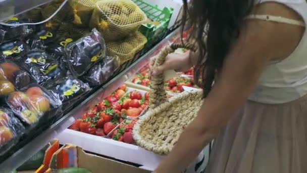 Joven mamá comprar aguacate en el supermercado — Vídeos de Stock