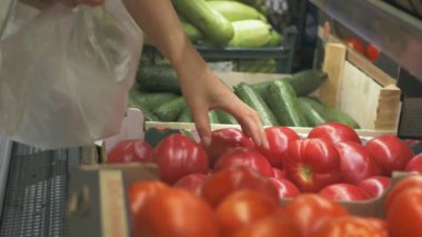 Genç Anne süpermarket domates satın