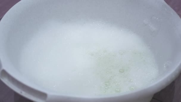 Kinder machen Seifenblasen im Badezimmer — Stockvideo