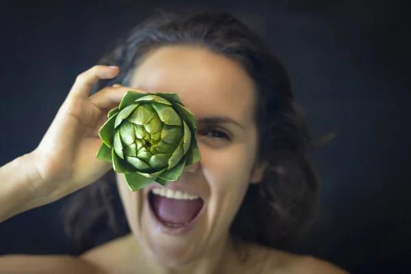 Mujer Sostiene Alcachofa Sobre Fondo Negro Alcachofas Cerca Concepto Alimentos — Foto de Stock