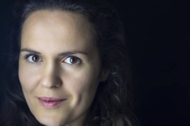 Mutlu, güzel kadın yakın çekim koyu saçlı koyu bir arka plan üzerinde kiraz tutan. Açık alan, sinema kavramı, kozmetoloji. organik gıda ve sağlıklı yaşam tarzı, sağlıklı gıda kez pt