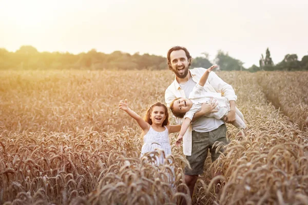 Feliz Família Pai Filho Menina Chapéu Palha Campo Trigo Pôr — Fotografia de Stock