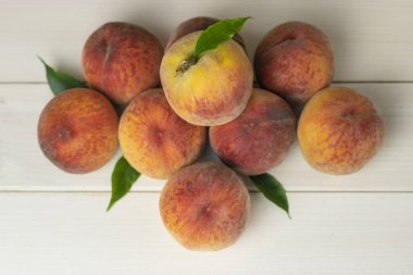 Ahşap bir arka plan üzerinde bir tabakta olgun şeftali. Close-up şeftali Sağlıklı gıda konsepti, bitki arka plan, doğal eko-ürünler, organik gıda, vejetaryen, sebze, çiğ, festival gıda