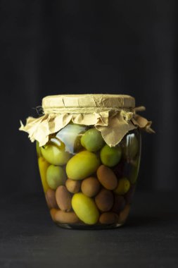 Zeytinler taze, siyah bir arka plan üzerinde organik. Sağlıklı gıda konsepti, bitki arka planı, doğal eko-ürünler, organik gıda, vejetaryen, sebze, çiğ, gıda sanatı