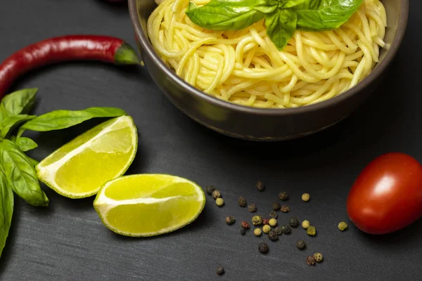 Talyan Gıda Maddeleri Makarna Zeytin Domates Salçası Domates Kireç Zeytinyağı — Stok fotoğraf