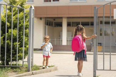 Okulun ilk günü. Kız kız öğrenci birinci sınıfa gidiyor