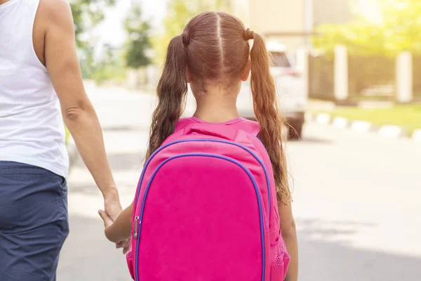 Primer Día Escuela Colegiala Primer Grado Chica Sentada Cerca Escuela Imágenes De Stock Sin Royalties Gratis