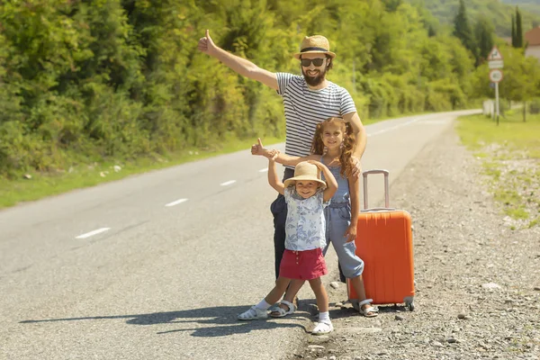 Familia Feliz Padre Hija Hijo Verano Van Vacaciones Los Fines Imagen De Stock