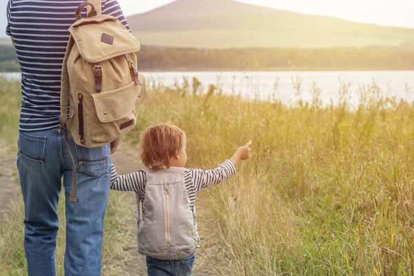 Dia Pai Família Feliz Pai Filho Viajam Juntos Como Turistas — Fotografia de Stock