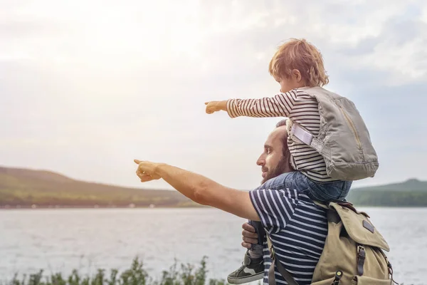 Dia Pai Família Feliz Pai Filho Viajam Juntos Como Turistas — Fotografia de Stock