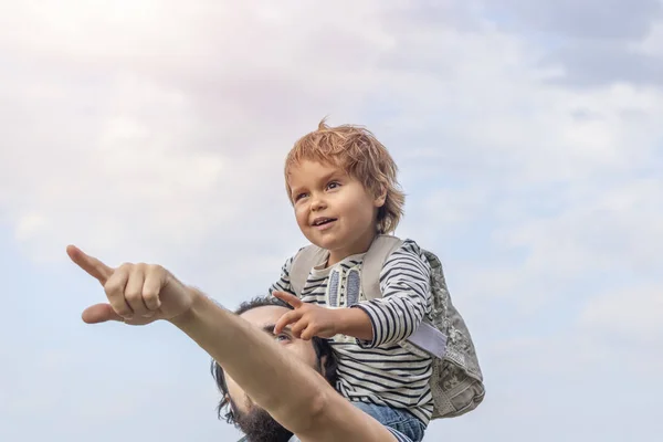 Dia Pai Família Feliz Pai Filho Viajam Juntos Como Turistas — Fotografia de Stock