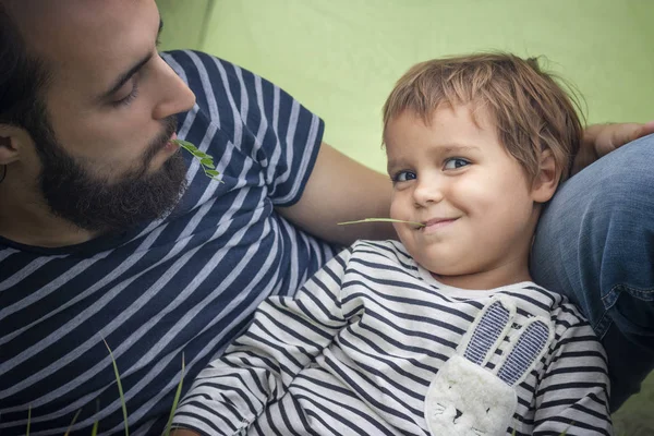 Dia Pai Família Feliz Férias Acampando Uma Tenda Pai Filho — Fotografia de Stock