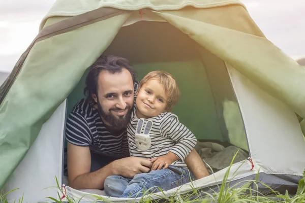 Dia Pai Família Feliz Férias Acampando Uma Tenda Pai Filho — Fotografia de Stock