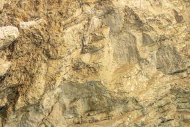 Bir dağ mağarasında ki Karst gölü. Kükürtlü göl. Altın taş ile birlikte gölün güzel doğal doku ve turkuaz arka plan.