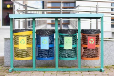 Atık toplamayı ayır. Çevre dostu atık ayrımı plastik, kağıt, cam, organik atık. Atık işleme için tanklar ayrıştırılıyor