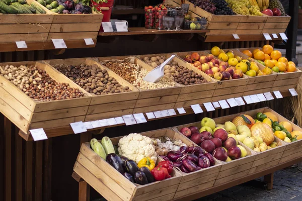 The fruit stand. Fresh healthy organic fruits, vegetables, nuts at a farmers ' market — Stock Photo, Image