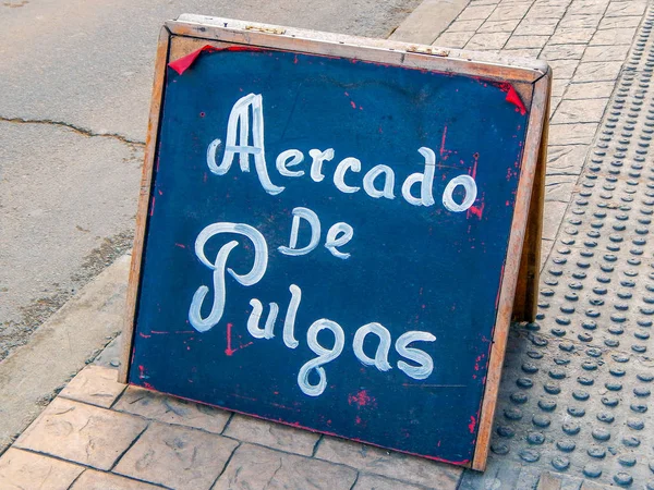 Flea market sign in Spanish