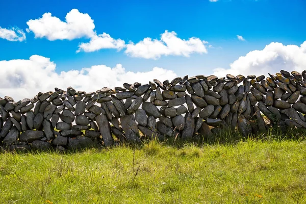 Az írországi kőfalak az Aran-szigeteken Jogdíjmentes Stock Képek