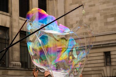 Gökkuşağı sabun köpüğü