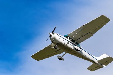 İrlanda üzerinde uçan bir özel uçak