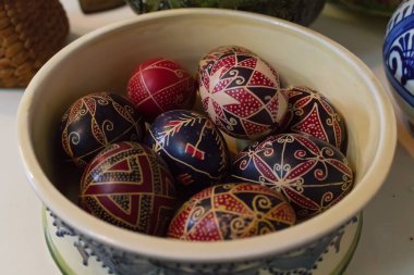 Renkli paskalya yumurtaları bir kova el yapımı